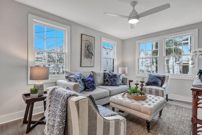 Building Photo - Fully renovated home in Charleston!