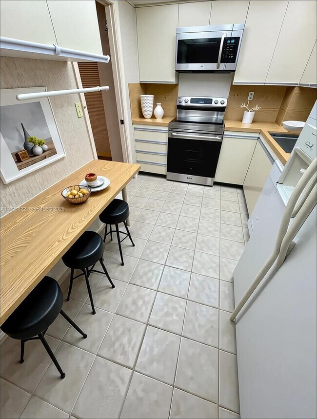 Building Photo - 1000 Quayside Terrace