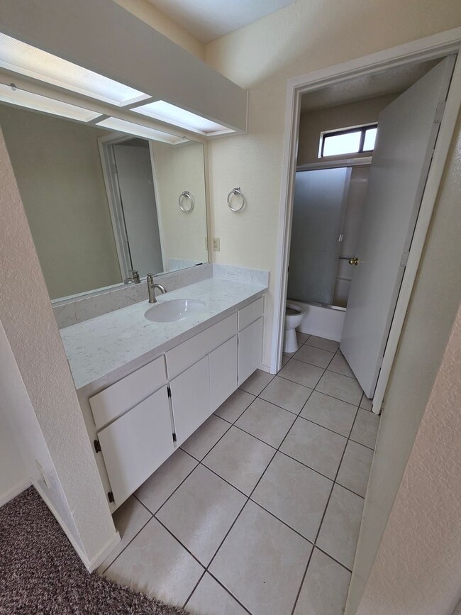 Building Photo - Available Now!! Delightful 2 bedroom, 2.5 bath condo!!