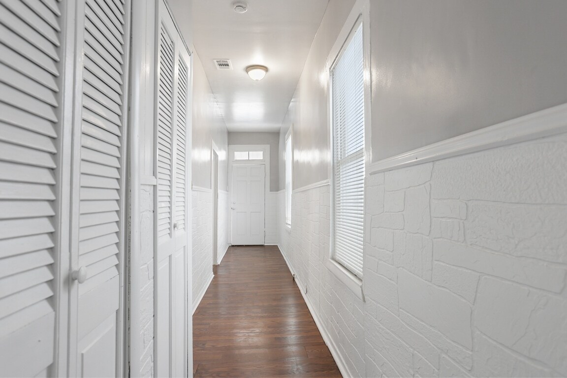 Building Photo - 1023 W 37th St