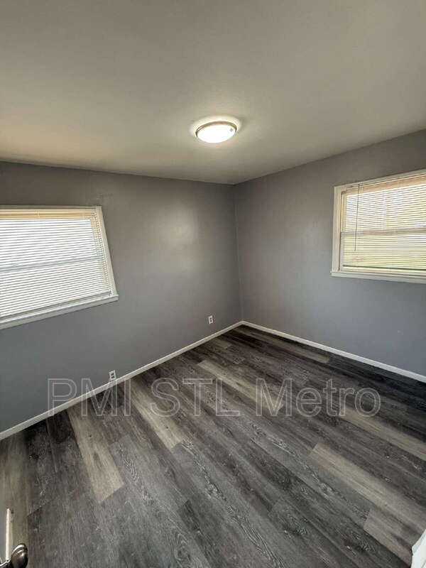 Building Photo - 323 Shepley Dr