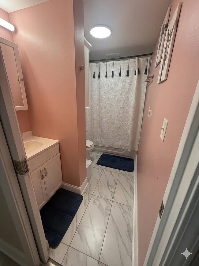 Building Photo - 1812 W Erie St