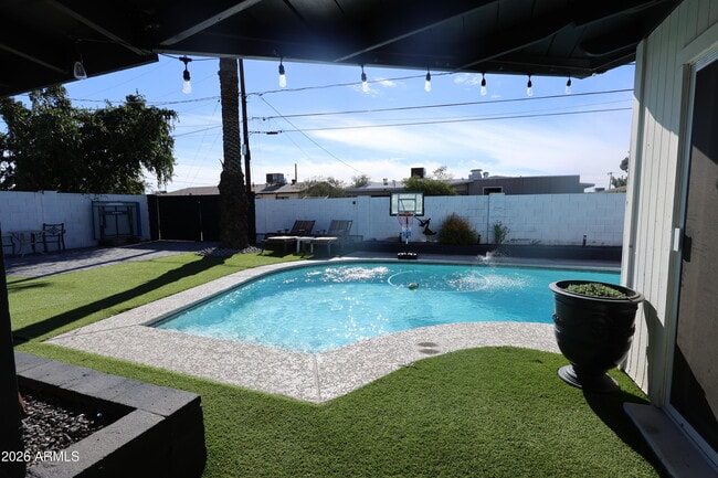 Building Photo - 1011 W Elna Rae St