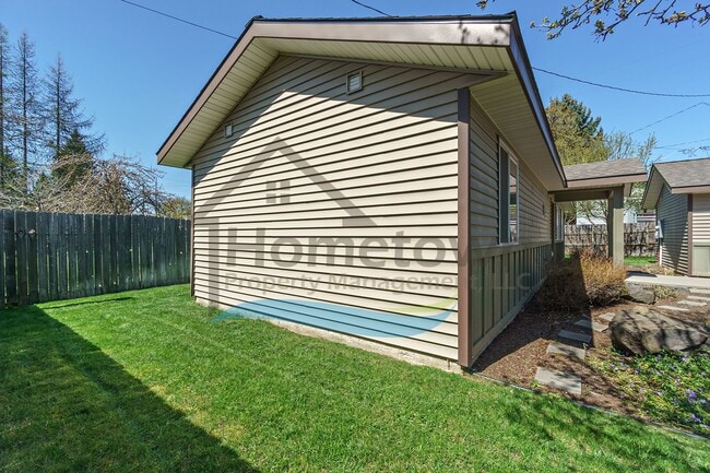 Building Photo - 2 Bedroom 1 Bath Home with Off-Street Parking Available in Coeur d'Alene!