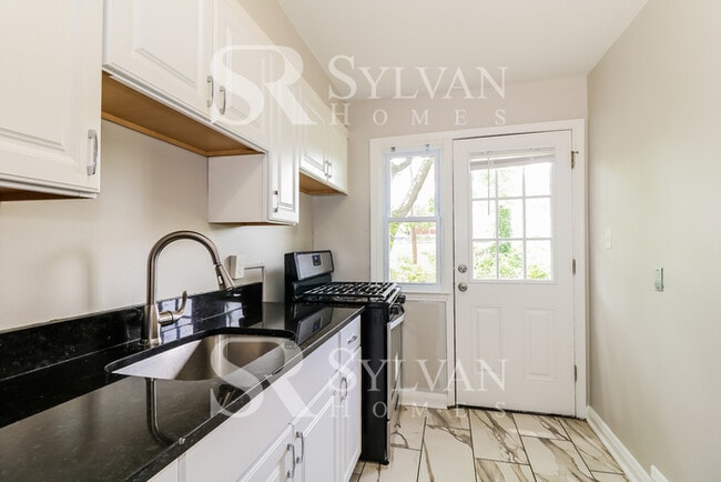 Building Photo - Lovely move-in ready 4-bedroom, 2-bath townhouse.