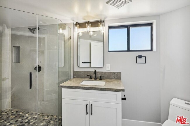 Building Photo - 819 E La Palma Dr