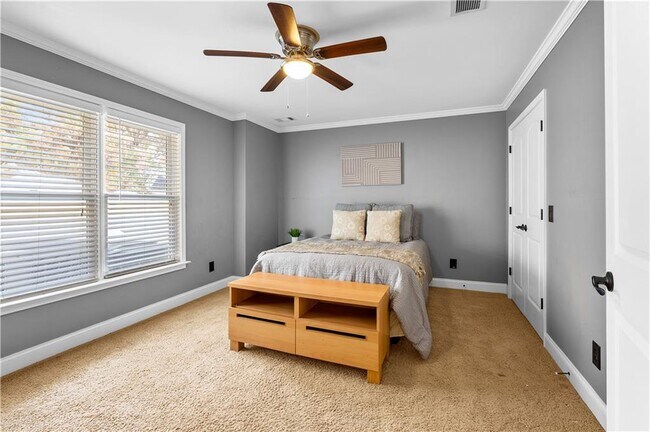 Building Photo - 3713 Lake Edge Dr