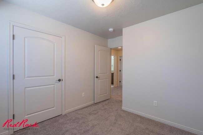 Building Photo - Charming 3 bedroom Townhome. 2 Community Pools!