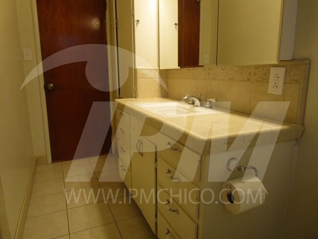 Building Photo - 3-Bed, 1.5-Bath Single-Family Home in the ...