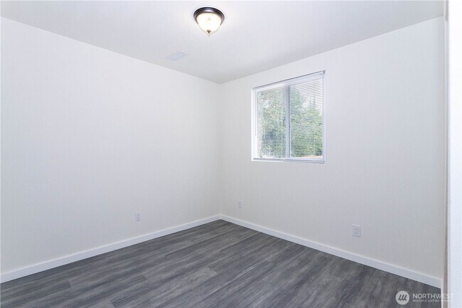 Building Photo - Beautifully Renovated 4-Bedroom Home in De...