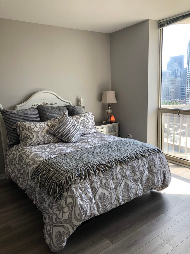 large bedroom - 645 N Kingsbury St