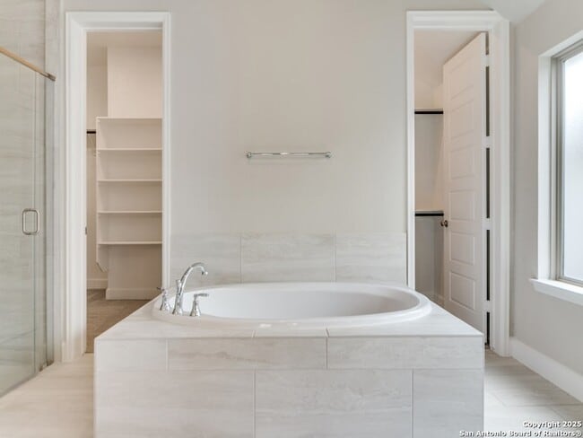 Building Photo - 110 Besito
