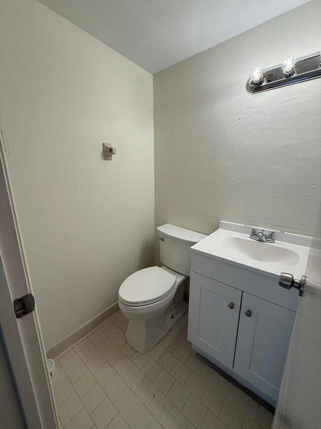 Building Photo - 2000 Springdale Blvd