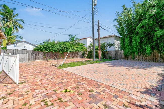 Building Photo - 3450 S Olive Ave