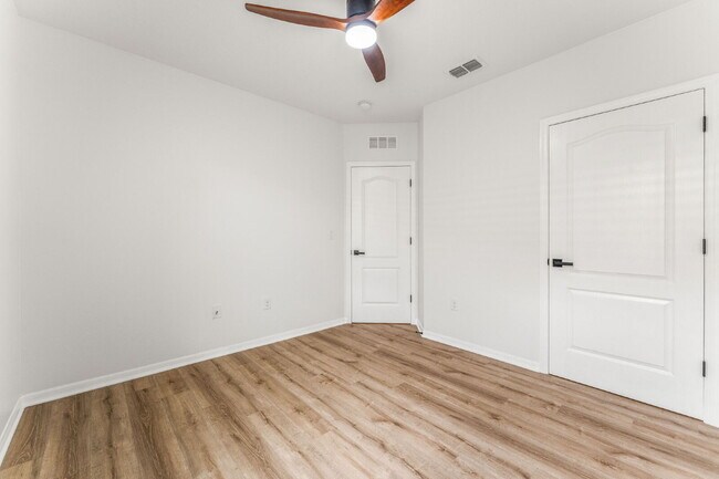 Building Photo - Charming 3 Bed, 2 Bath with Scenic Views i...