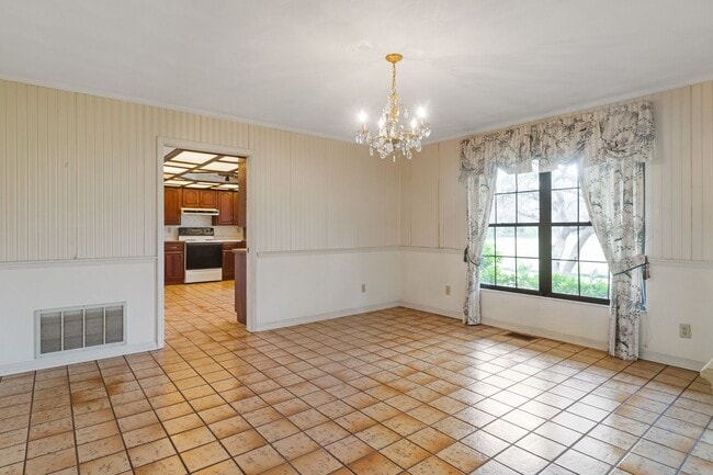 Building Photo - Escape to Your Private Paradise!