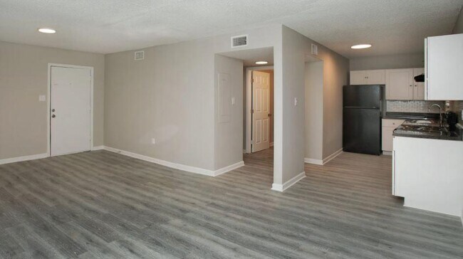Building Photo - 1425 E Park Ave