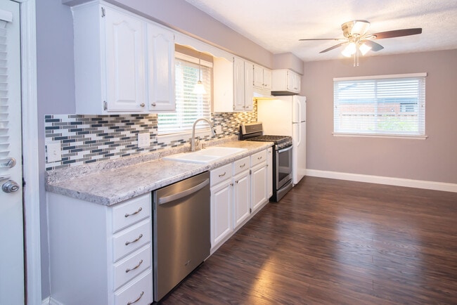 Building Photo - 40611 W 10 Mile Rd