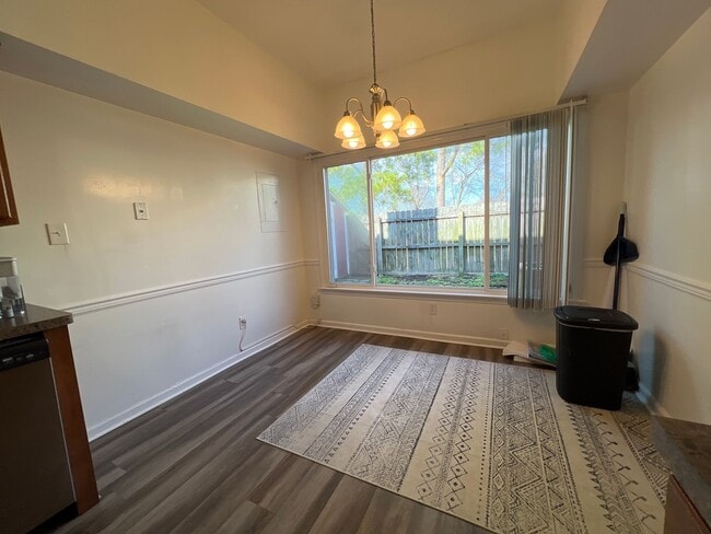 Building Photo - Spacious HOLLAND MEADOWS townhome