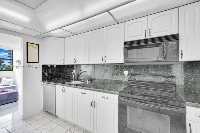 Building Photo - 2049 S Ocean Dr