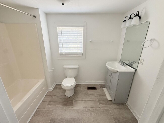 Building Photo - Charming, spacious 3-Bedroom Home in Central Columbia