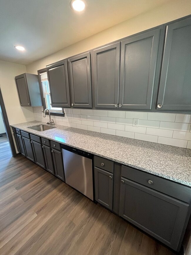 Building Photo - Updated 2 Bedroom, 1 1/2 Bath Home With Fe...