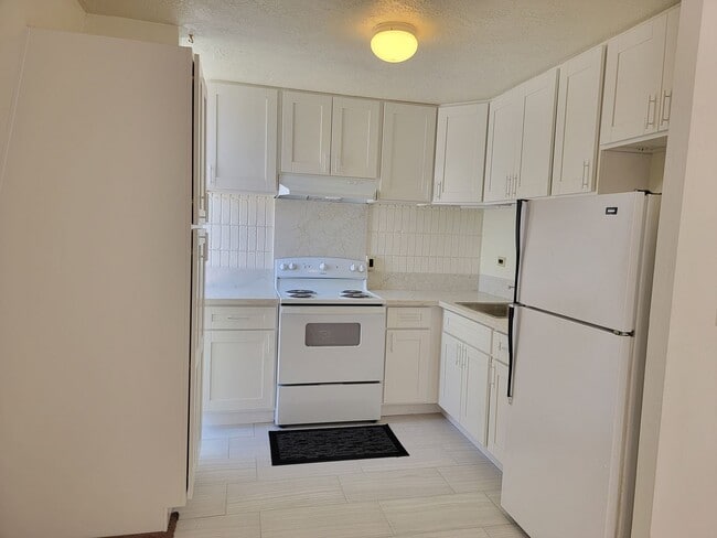 Building Photo - Parking, Large Lanai, Desirable location (RRLLC)