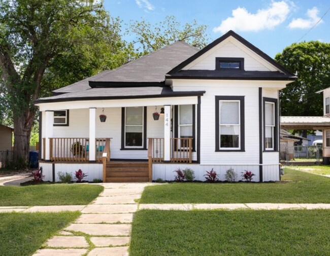 Building Photo - Historical Victorian Farmhouse minutes fro...