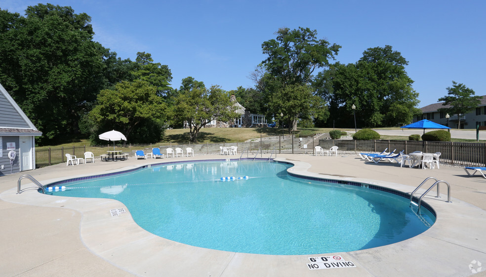 Pool - Heritage Village Apartments