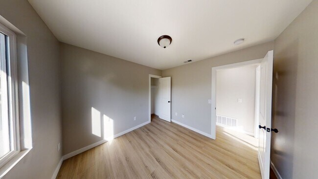 Building Photo - Fully Renovated! 4BD/2BA