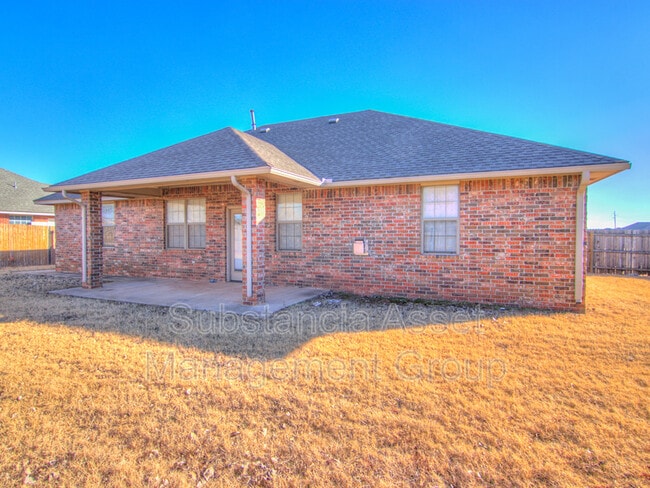 Building Photo - 901 NE 26th Ct