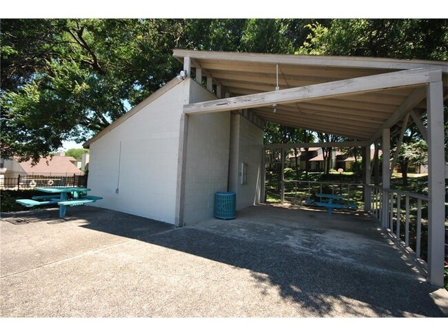 Building Photo - 1703 Timberwood Dr