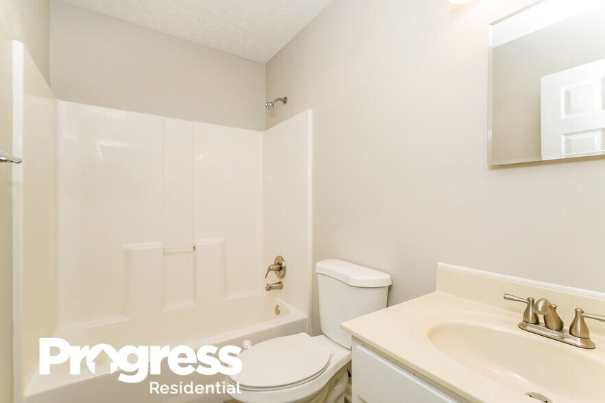 Building Photo - 3124 Eastpointe Dr