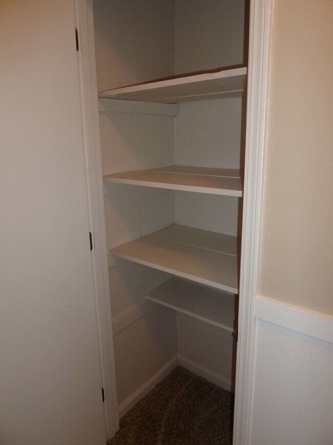 Building Photo - 3 Bed / 2.5 Bath with 2300 Square Feet!! A...