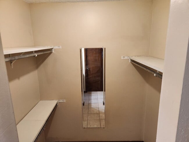 Building Photo - 926 Breezewood Cir