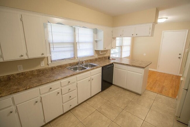 Building Photo - 2309 Highland Dr