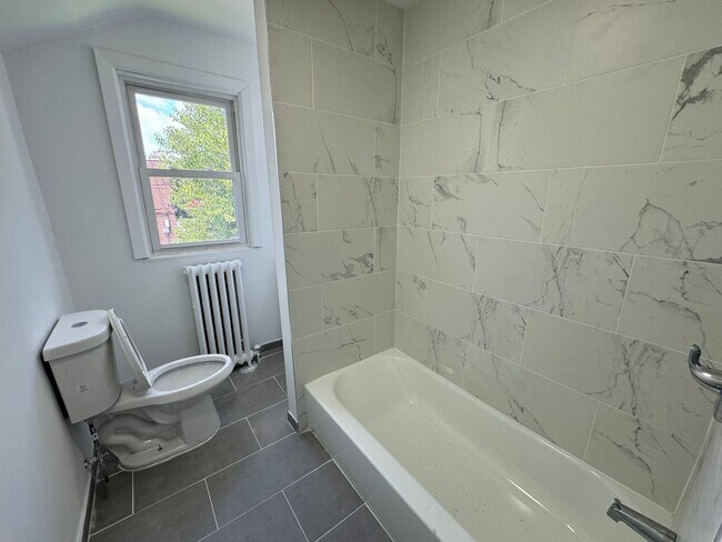 Building Photo - Updated 3-Bed Home with Spacious Backyard