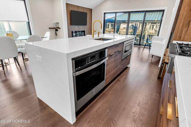 Building Photo - 320 Silver Lagoon Dr