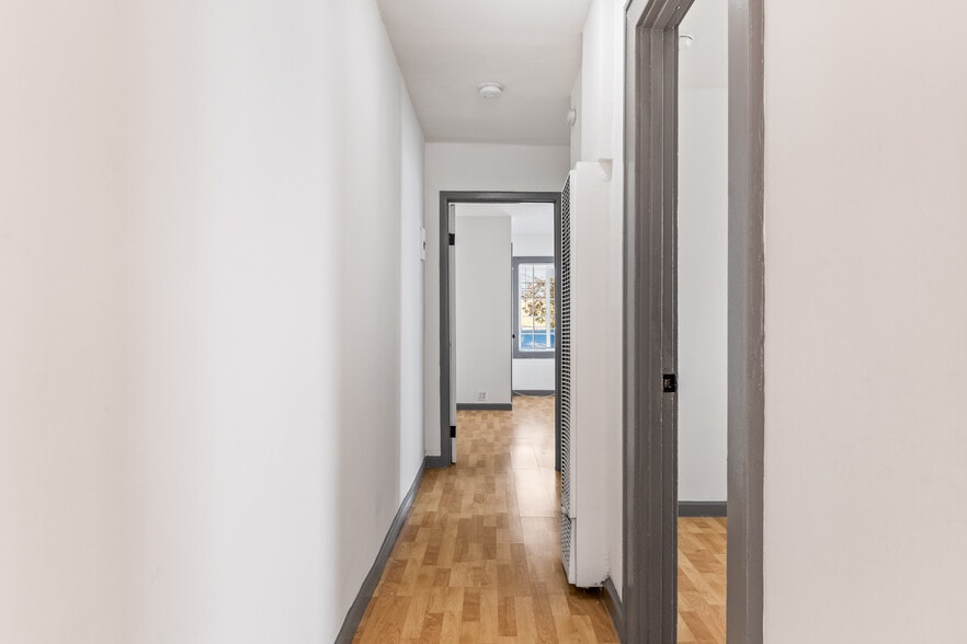 Building Photo - 1339 S Sycamore Ave