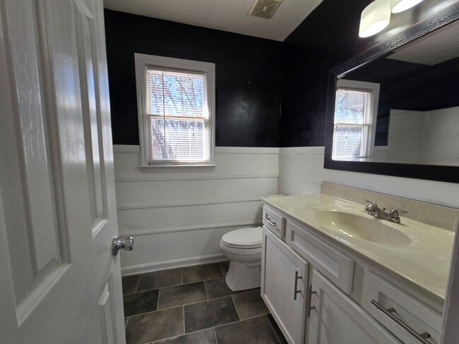 Building Photo - 6172 Lakeway Dr