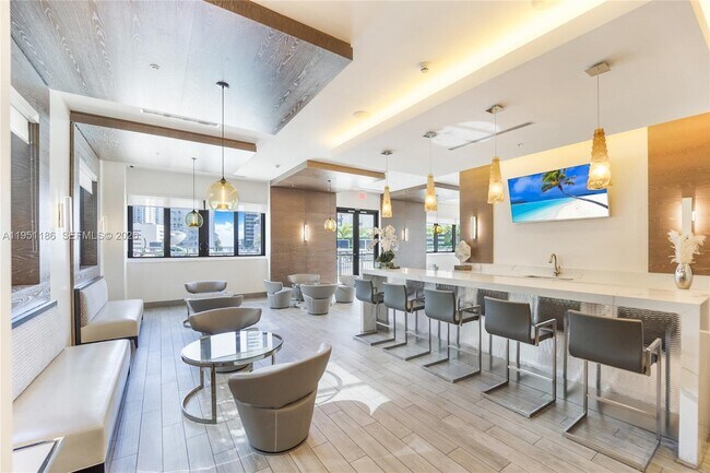 Building Photo - 999 SW 1st Ave