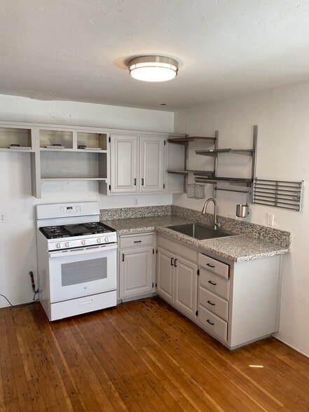 Building Photo - 620 E Tulare Ave