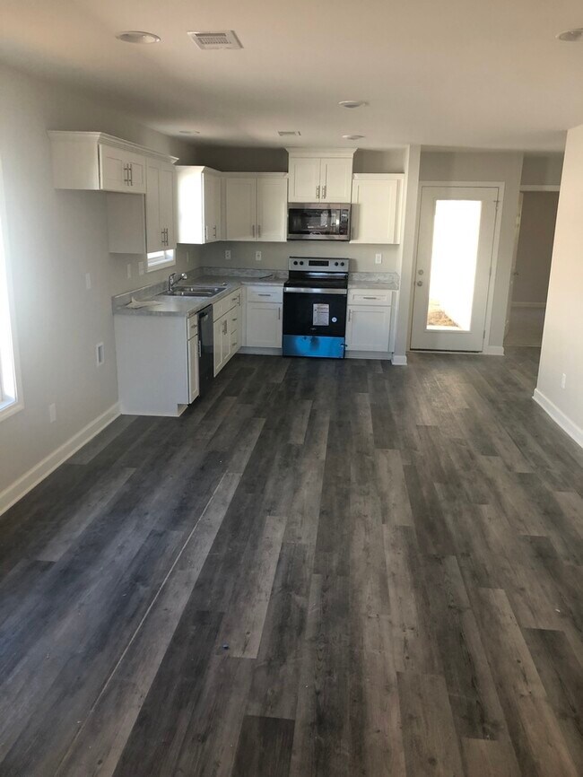 FIRST MONTH'S RENT FREE! 7191 60th Ave E Cottondale AL 35453