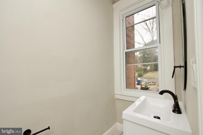 Building Photo - 2208 Mt Royal Terrace