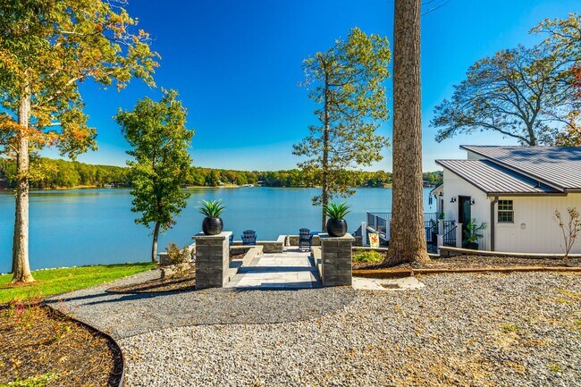 Building Photo - Beautiful Short term 2 bedroom 2 bath full...