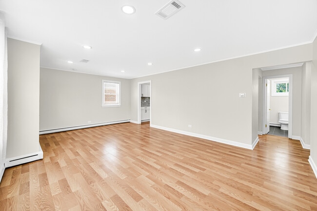 Building Photo - 1047 W Villa Dr