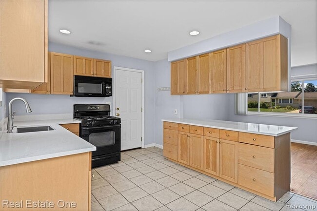 Building Photo - 348 Decca Dr