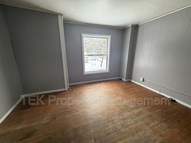 Building Photo - 195 Parsells Ave