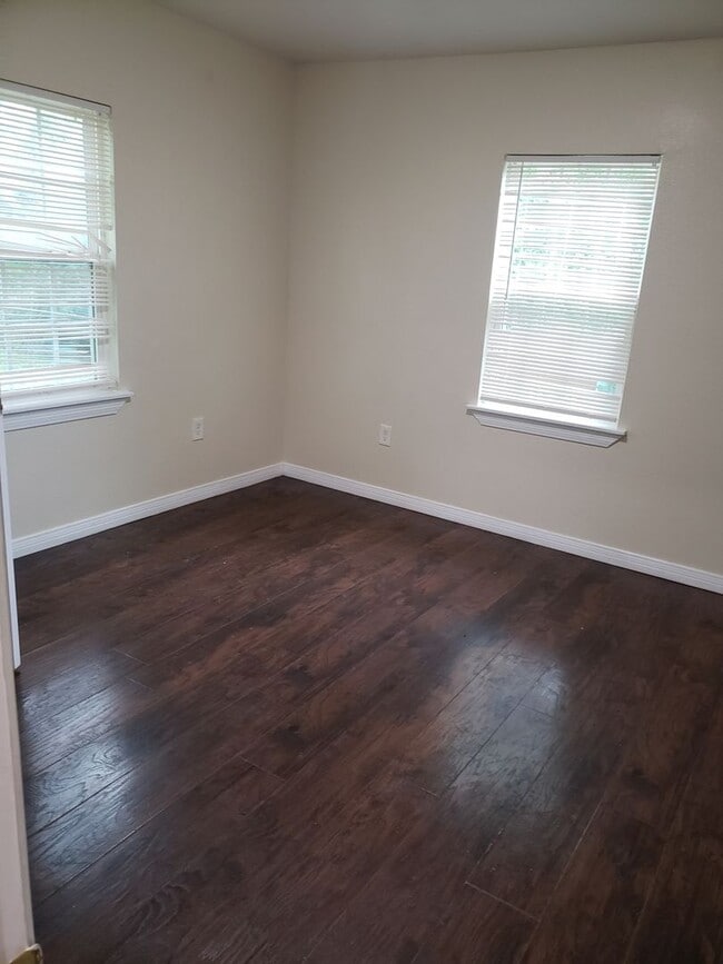 Building Photo - 3 Bedroom Home 2 bath