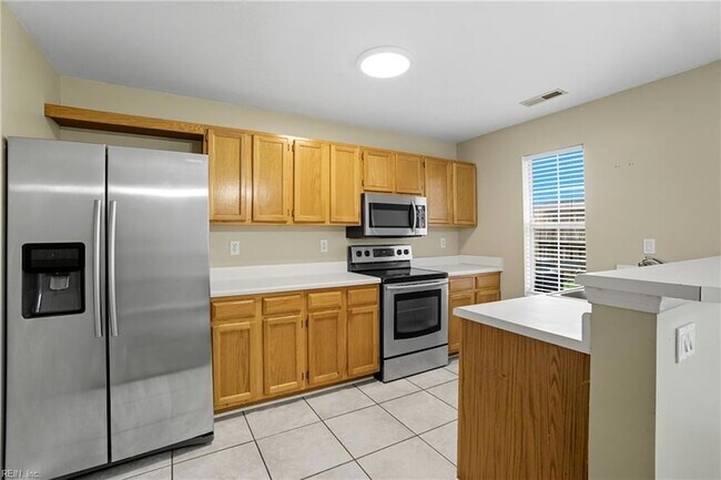 Building Photo - 716 Aylesbury Dr